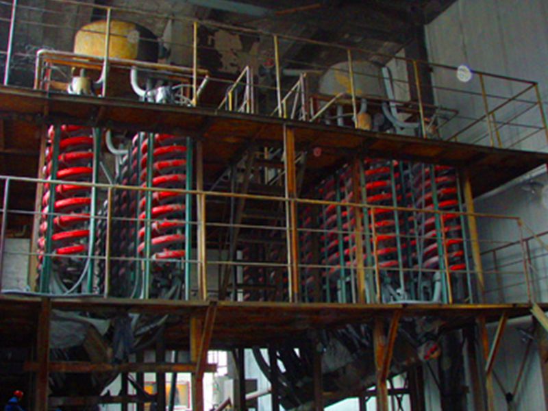 Spiral concentrator for separating manganese ore